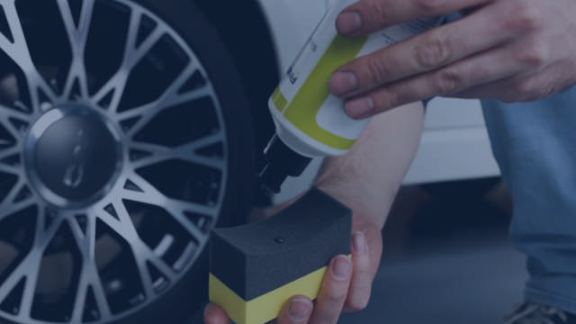 Devuelve el negro profundo y el brillo a los neumáticos